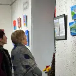 Відвідувачі музею дивляться виставку «Я живий».