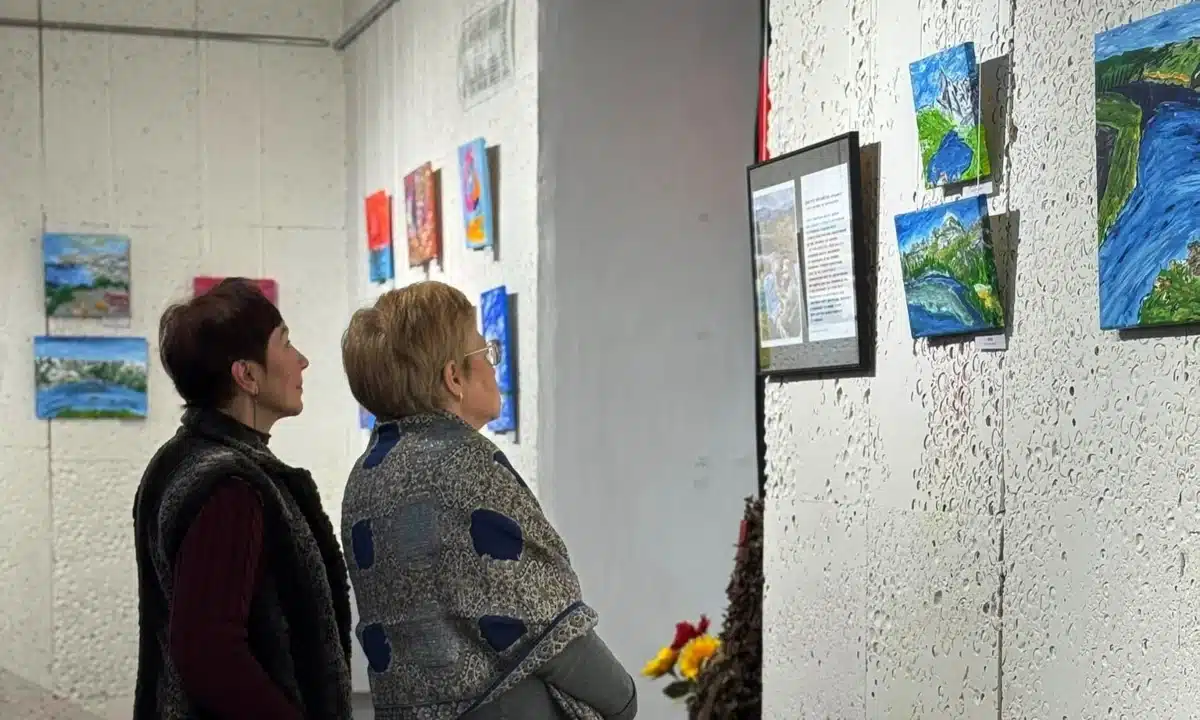 Виставка воїна-художника Дмитра Михайлова «Я живий» відкрилась у Рівному Відвідувачі музею дивляться виставку «Я живий».