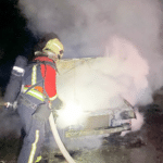 Рятувальник гасить пожежу легкового автомобіля у Володимирці