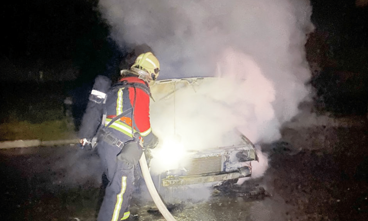 Рятувальник гасить пожежу легкового автомобіля у Володимирці