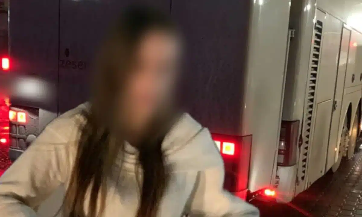 Дівчина, яку автобус залишив на автозаправці.