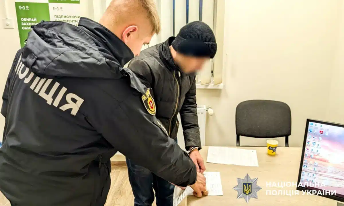 Через ревнощі на Острожчині чоловік зарізав товариша Чоловік, який зарізав товариша, підписує документи у поліцейському відділку.