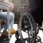 Чоловік на кріслі колісному