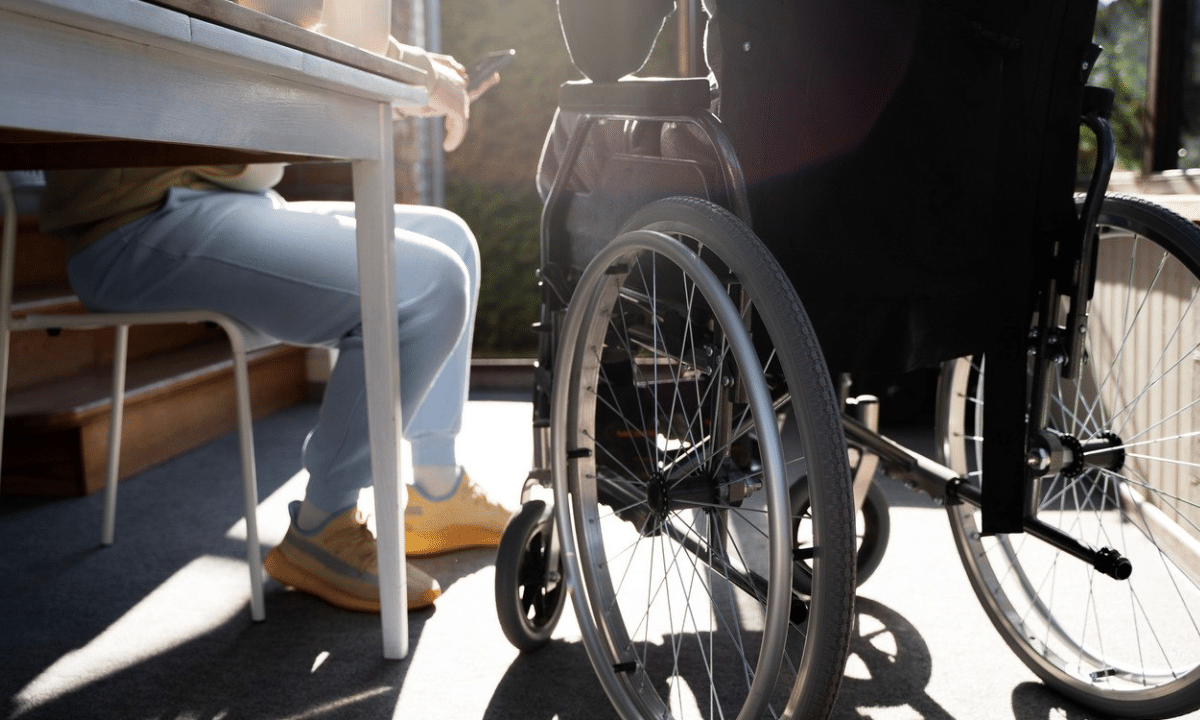 Чоловік на кріслі колісному