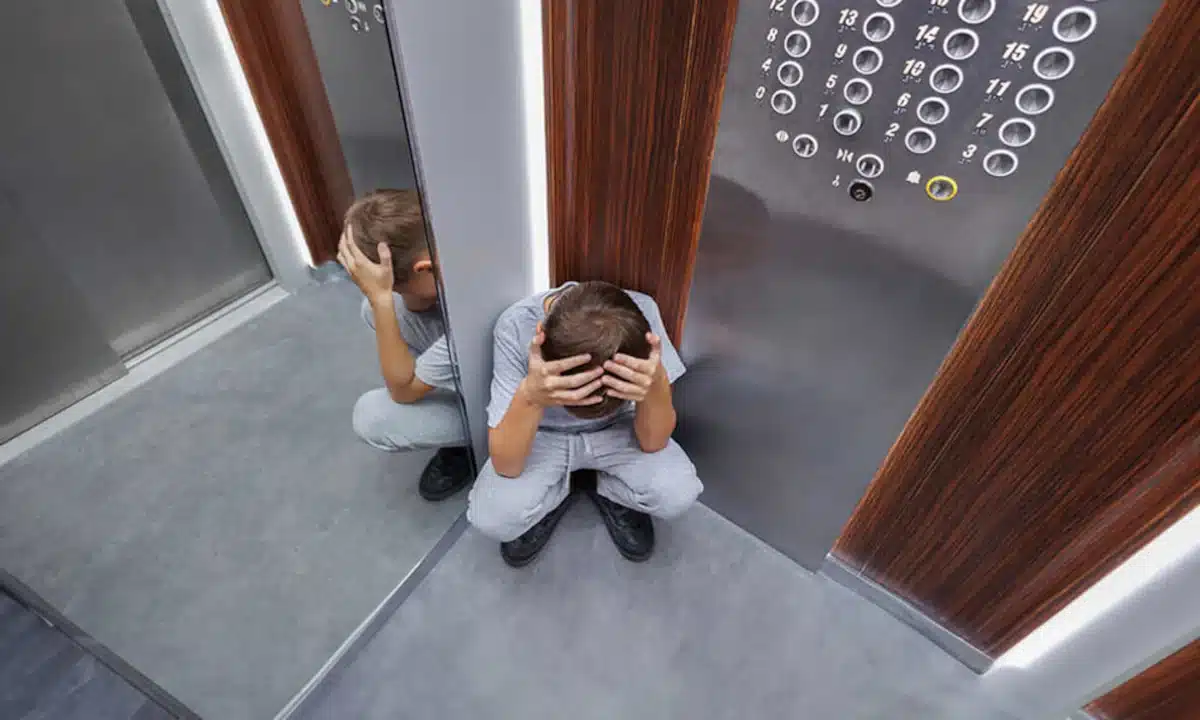 Дитина застрягла у ліфті.