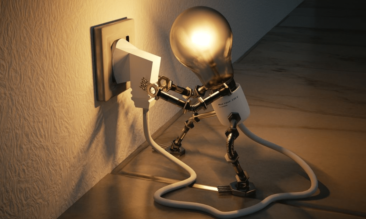 Лампочка у вигляді фігурки вимикає вилку з розетки, символ захисту техніки під час відключення світла