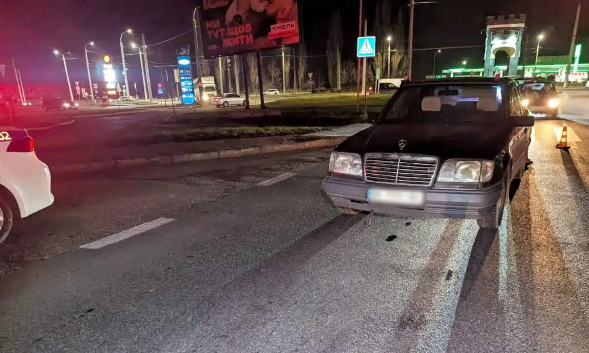 Місце ДТП і авто, яке збило дівчинку.