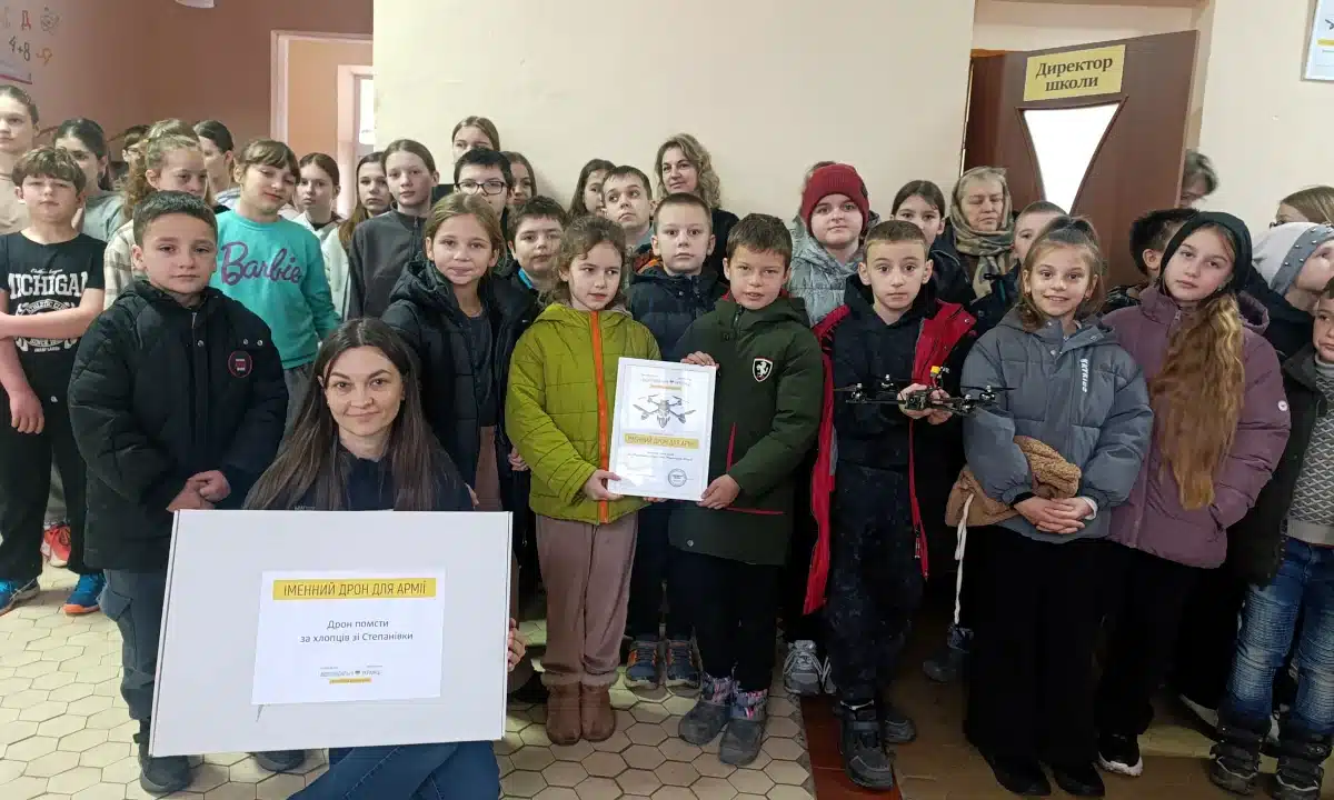Волонтерський марафон на підтримку військових триває у ліцеях Здолбунівської громади Діти Копитківського ліцею з іменним дроном.