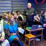 Доповідач говорить під час творчої лабораторії Жива спадщина.