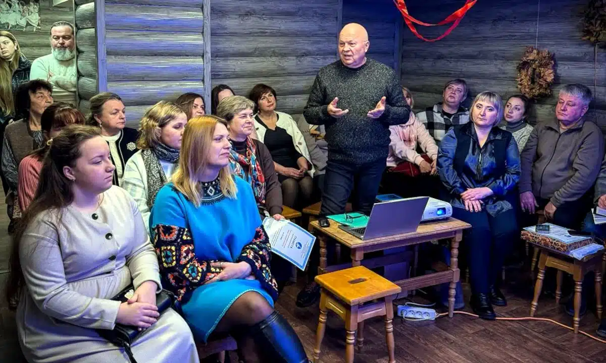 Доповідач говорить під час творчої лабораторії Жива спадщина.