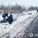 Місце смертельної ДТП поблизу Рівного. Правоохоронці працюють на місці аварії. Фото: Нацполіція