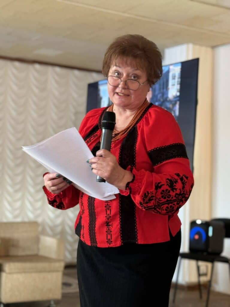 Людмила МАрчук читає власну книгу