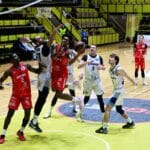 Ігровий момент матчу Суперліги між БК «Рівне»-ОШВСМ та «Дніпром» під кошиком