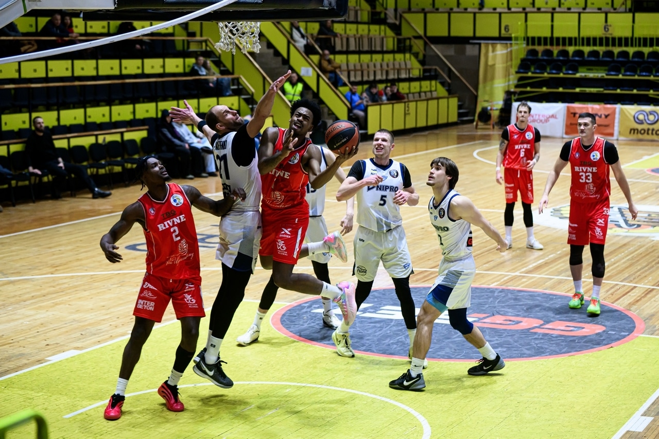 Ігровий момент матчу Суперліги між БК «Рівне»-ОШВСМ та «Дніпром» під кошиком