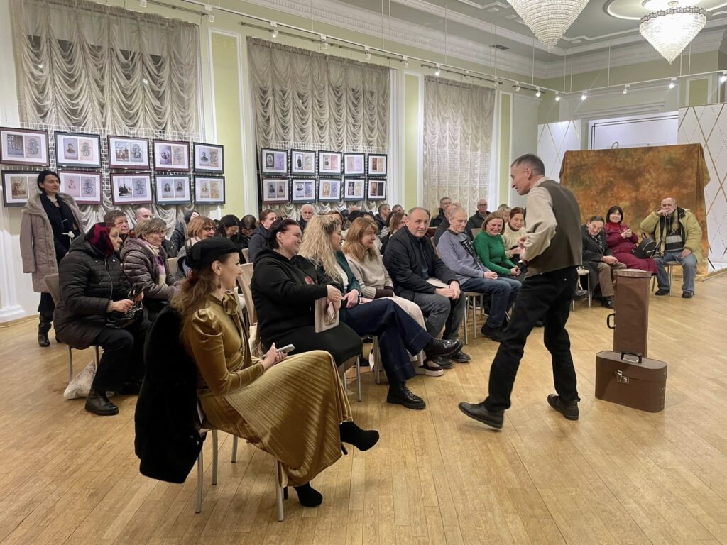 Відвідувачі на відкритті фотовиставки зі світлинами Рівного кінця ХІХ століття у міському будинку культури