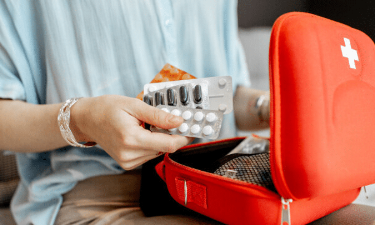 Домашня аптечка з базовими ліками та медичними засобами