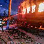 Пожежники гасять палаючий після атаки вагон.