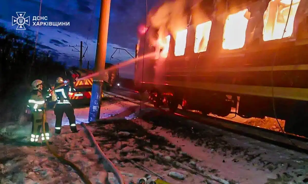 Пожежники гасять палаючий після атаки вагон.
