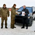 На фронт із Рівного вирушив ще один автомобіль для нацгвардійців Передача авто нацгвардійцям.