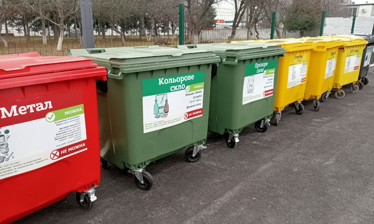 Баки для сортування сміття.