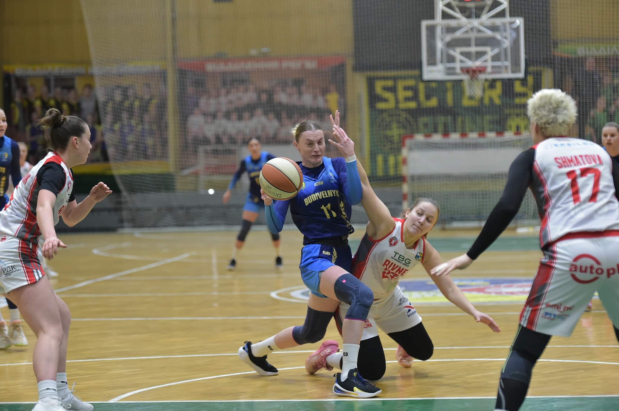 Рівненські баскетболістки поступилися «Будівельнику» на старті Кубка України Баскетболістка київського «Будівельника» з м’ячем проривається крізь захист гравчинь БК «Рівне» під час матчу Кубка України