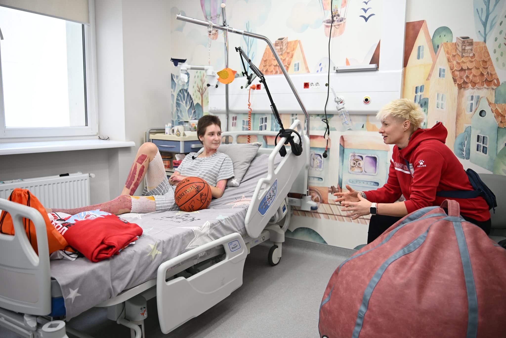 Анастасія Цяпало під час відновлення в лікарні спілкується з Вікторією Шматовою