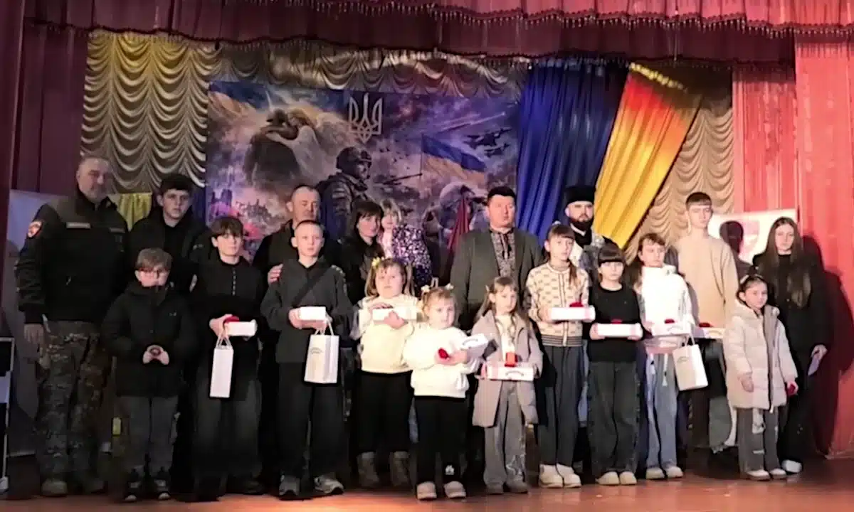 У Демидівській громаді дітям полеглих Захисників передали символи пам’яті Діти, які отримали кулон-оберіг "Батьківське серце".