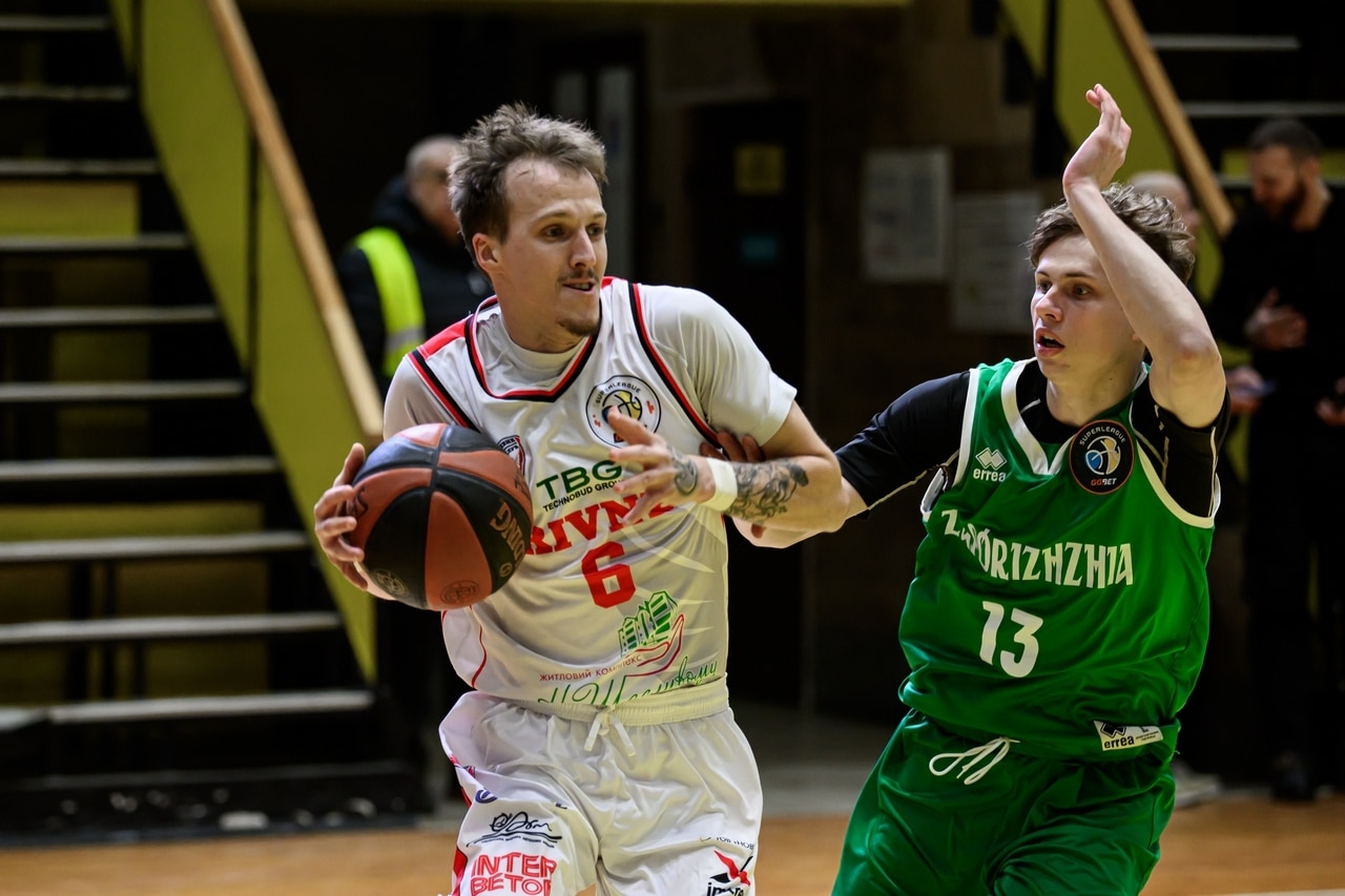 Атакує Віталій Биков