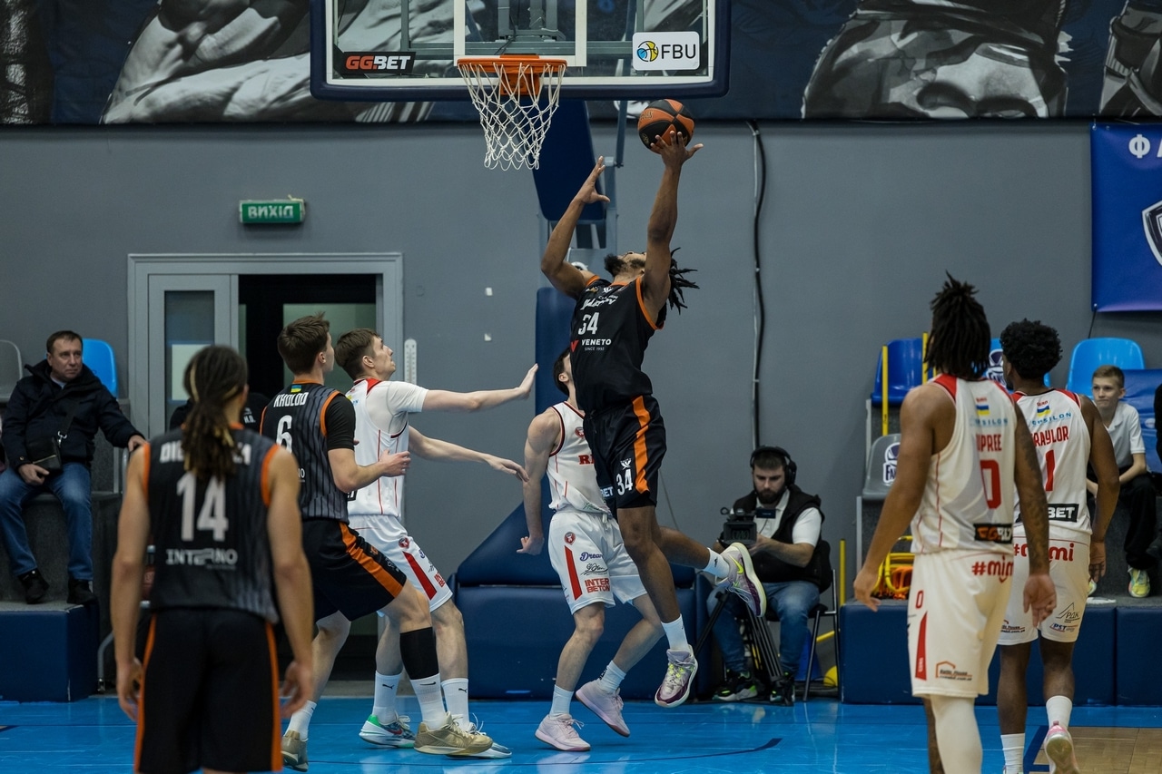 БК «Рівне» обіграв «Черкаські Мавпи» й завершив дніпровський тур перемогою Момент матчу БК Рівне проти Черкаських мавп