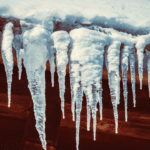 Бурульки на дахах: чим небезпечні та як уберегтися взимку Бурульки на даху