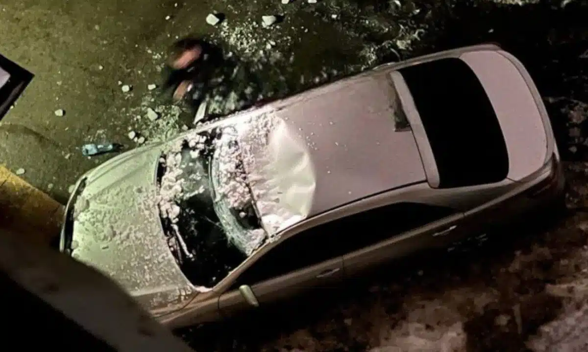 Брила снігу пошкодила авто у Рівному.