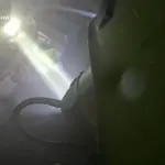 Рятувальник працює у задимленій кімнаті.