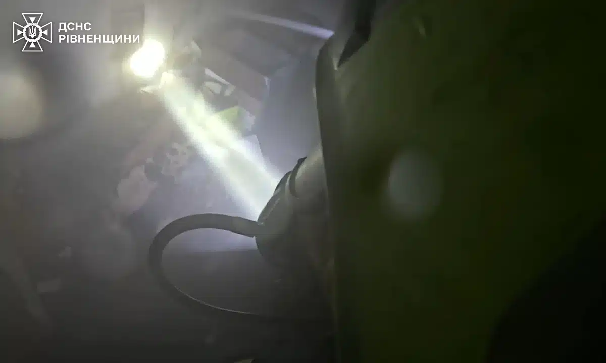 Рятувальник працює у задимленій кімнаті.