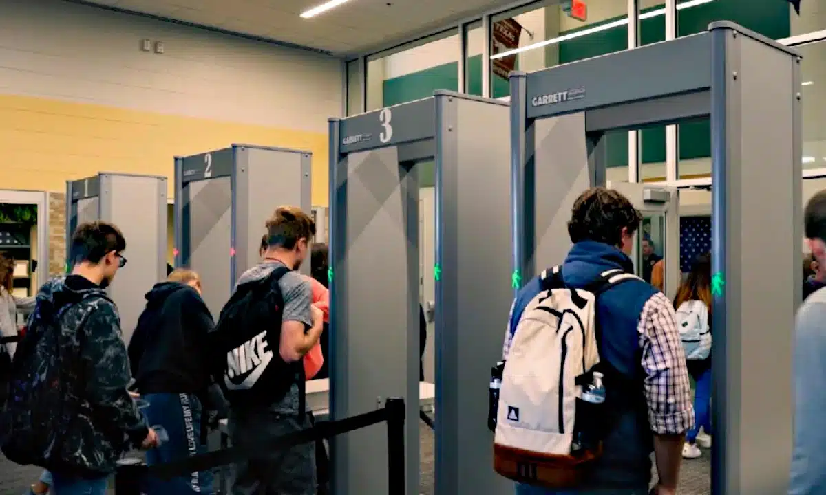 Учнів у школі перевіряють на детекторі металі.