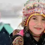 Діти бавляться на морозі.