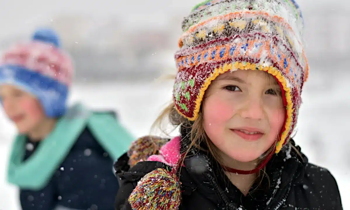 Діти бавляться на морозі.