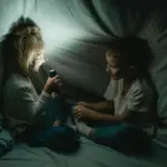 Діти з ліхтариком.