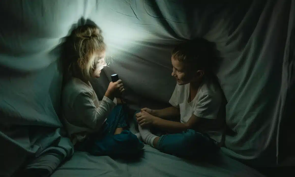 Діти з ліхтариком.