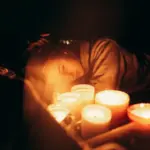 Дівчина при свічках.