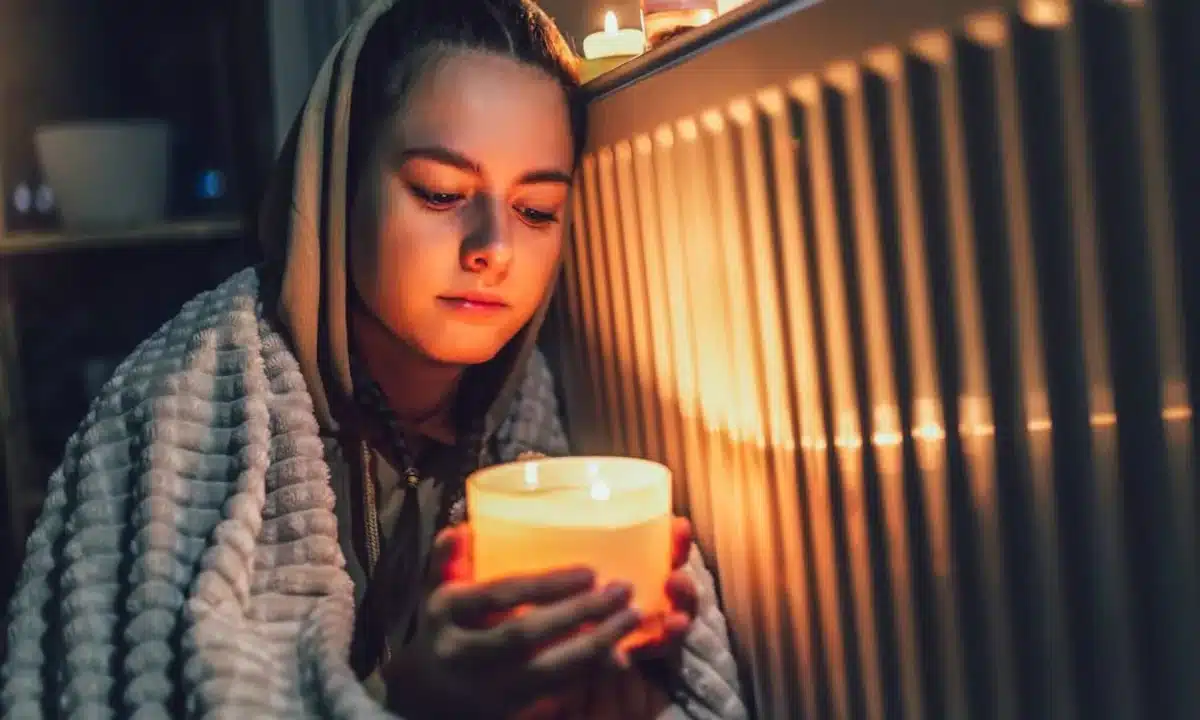 Дівчина тримає свічку в руках.