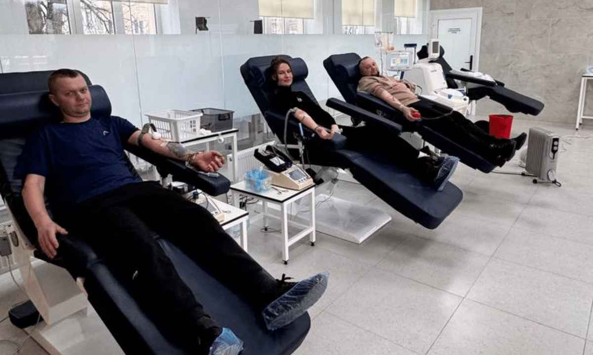 Донори зі Здолбунова здають кров