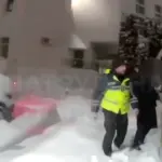 Пологи крізь заметіль. Біля Рівного патрульні допомогли доправити жінку до лікарні Патрульний допомагає жінці дійти до пологового відділення.