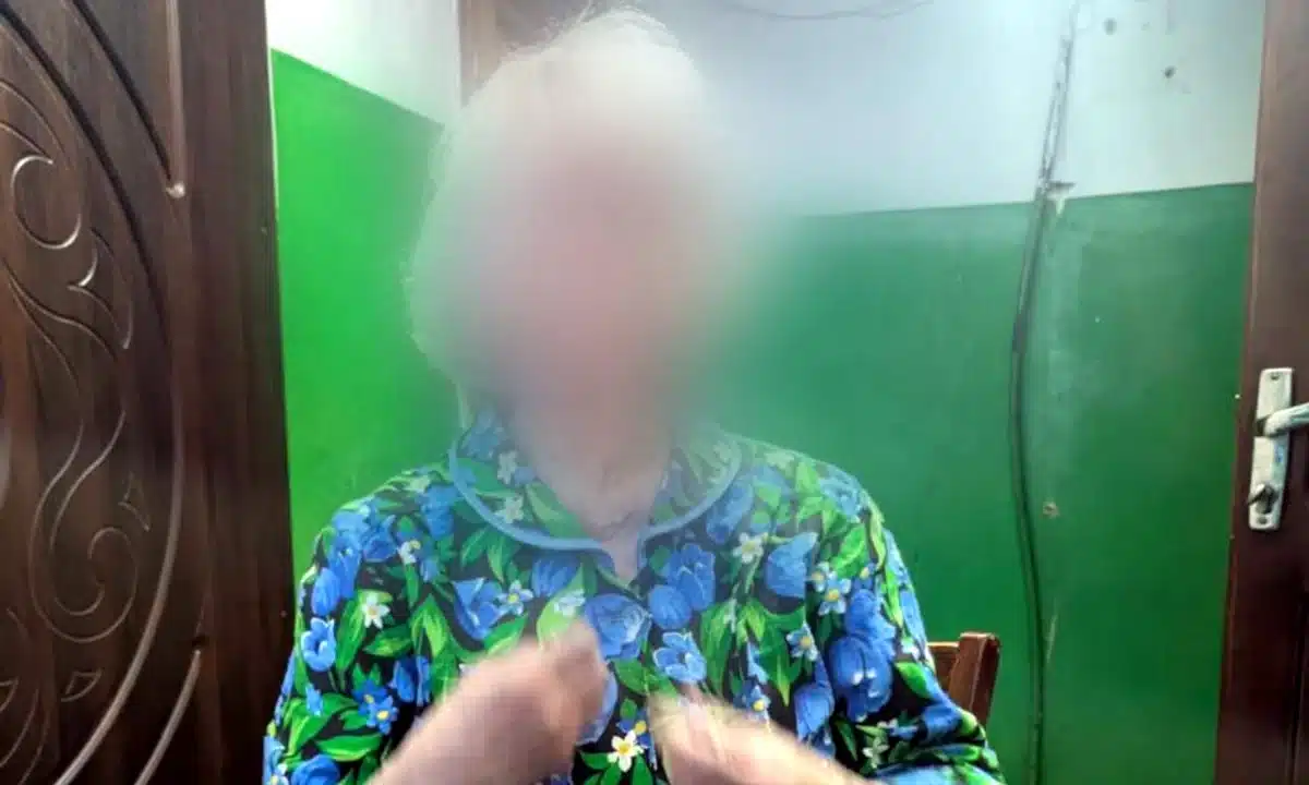 Жінка, якій допомогли поліція і небайдужі мешканці будинку.