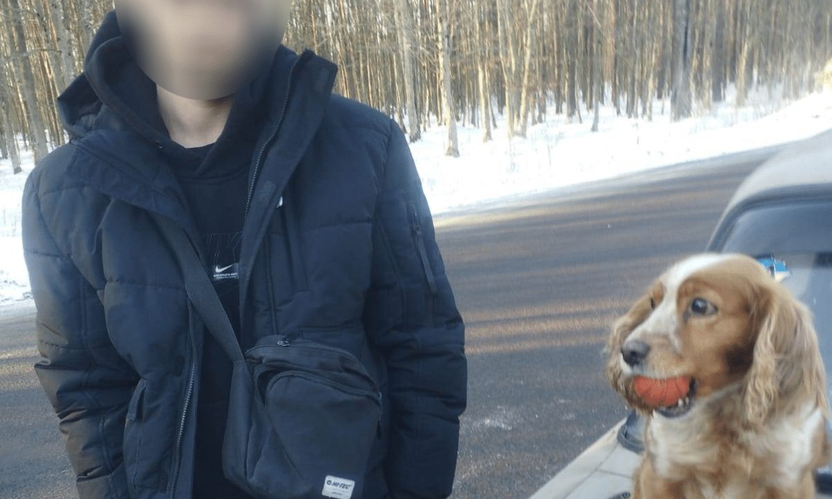 Службова собака допомогла виявити наркотичну речовину на Рівненщині Службова собака Дора під час перевірки автомобіля в прикордонному районі Рівненщини; поруч — чоловік із заблюреним обличчям на узбіччі дороги взимку.