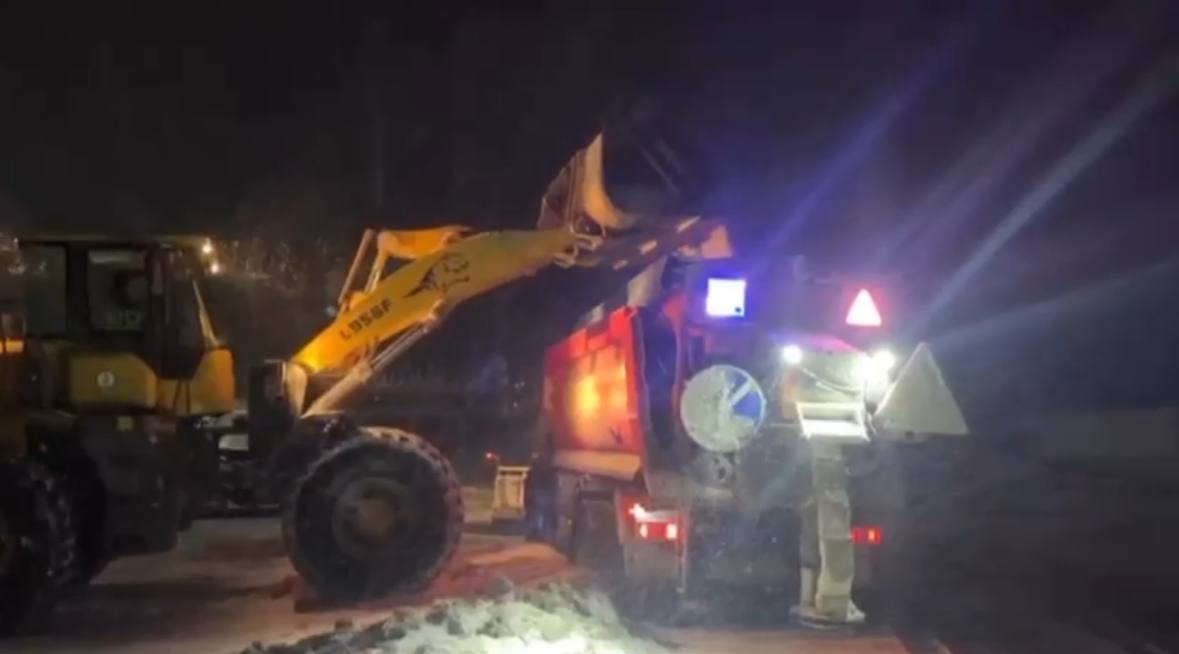 На автошляхах Рівненщини триває розчищення снігу спецтехніка та комунальники прибирають снігові замети на автошляху Рівненщини під час снігопаду.