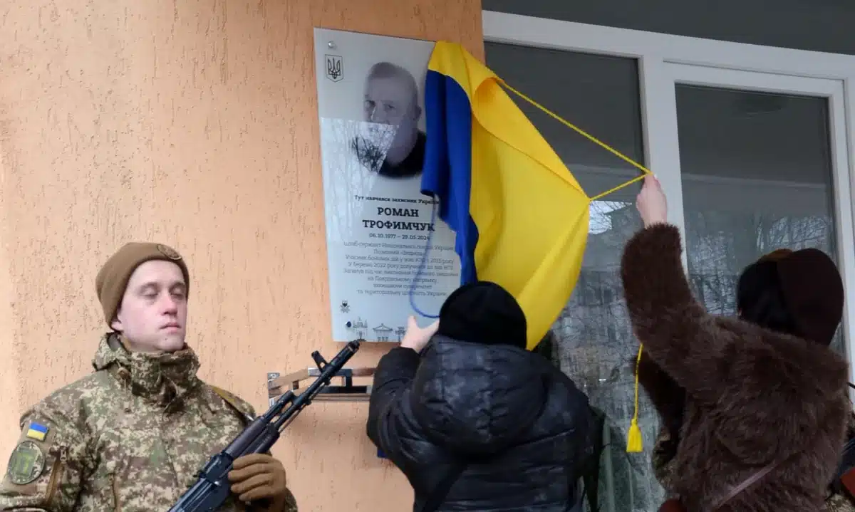 Пам’ять полеглого захисника вшанували у Рівному Момент відкриття дошки пам'яті Роману Трофимчуку.