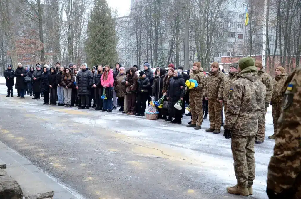 Присутні на відкритті дошки пам'яті.