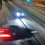 Авто на швидкості перетинає перехрестя.