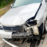 Пошкоджений легковий автомобіль після ДТП: