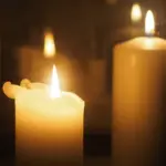 Горять дві свічки.